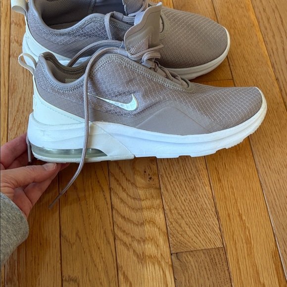 🩶 Women’s Nike Light Gray and White Sneakers 👟 - Picture 8 of 11